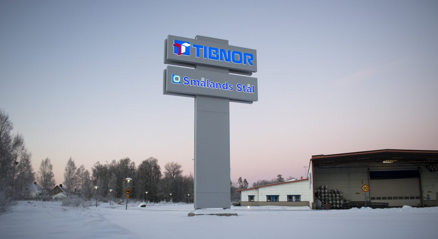 Stolpskylt till Tibnor och Smålands Stål