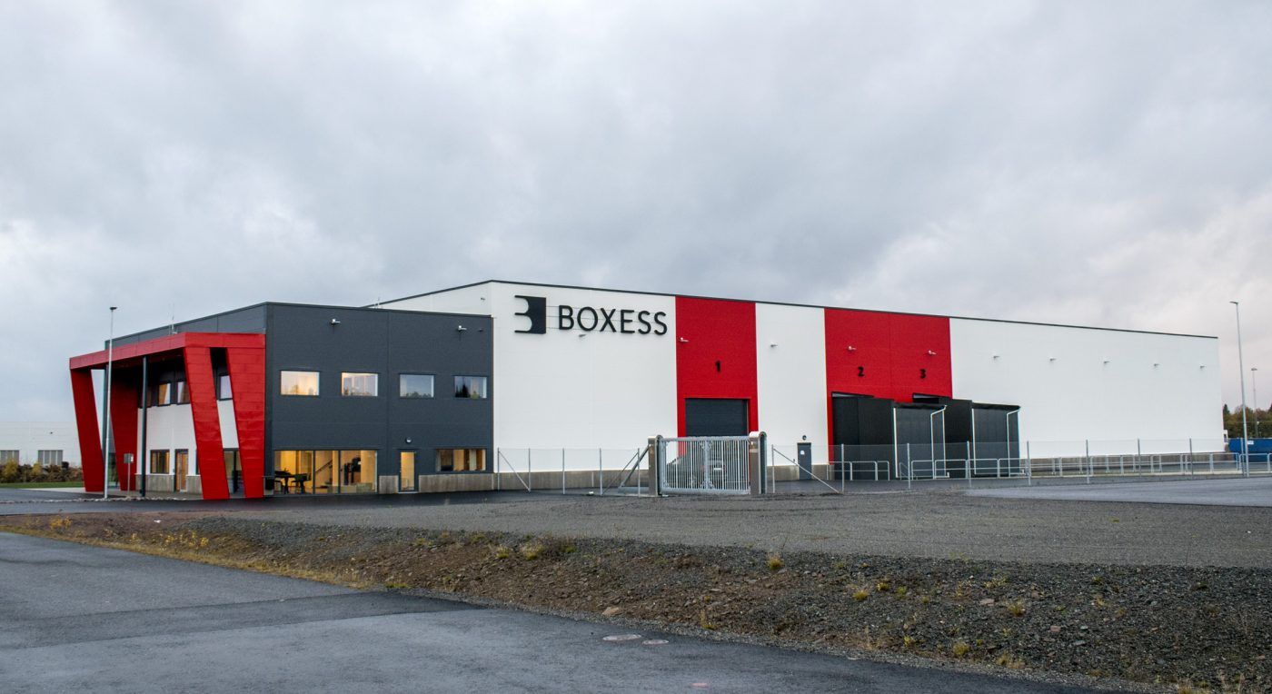 Modern nybyggd fastighet med EpicSign fasadskyltar och en målad himmel i bakgrunden