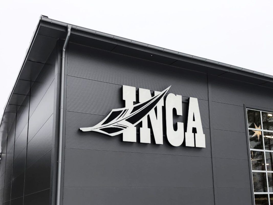 Inca fasaGrå fastighet med modern LED-skylt som har INCA Plasts vitlysande logotyp, vilket ger en professionell och iögonfallande visuell identitetdskylt