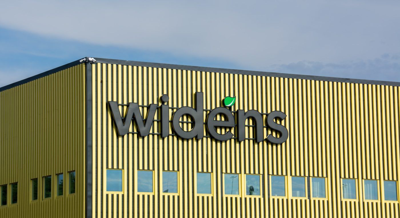 Stor gul industribyggnad i Jönköping med Widéns Åkeris svarta LED-belysta fasadskylt, levererad av EpicSign